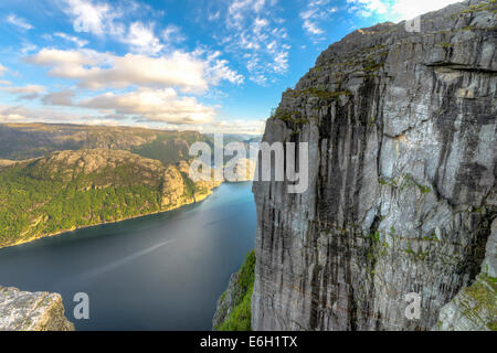 Lysefjord Ansicht im Frühjahr vom Preikestolen in Norwegen Stockfoto