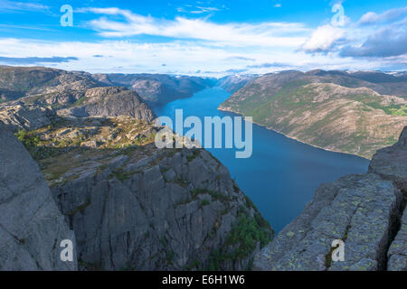 Lysefjord Ansicht im Frühjahr vom Preikestolen in Norwegen Stockfoto