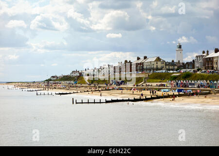 Southwold Strand Stadt Sommer Sonne Menschen Urlauber Stockfoto