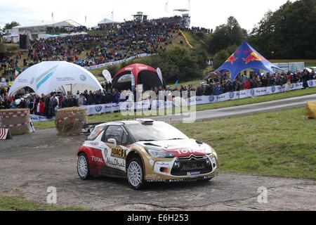 Baumholder, Deutschland. 23. August 2014. Kris Meeke (Großbritannien) und Co-Pilot Paul Nagle (Irland) übergeben die Wertungsprüfung der ADAC Rallye Deutschland Teil der WRC-Rallye-Meisterschaft auf dem Truppenübungsplatz in Baumholder, Deutschland, 23. August 2014. Foto: THOMAS FREY/Dpa/Alamy Live News Stockfoto