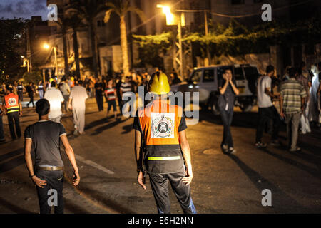 Gaza. 23. August 2014. Israelische Luftwaffe Flugzeuge zerstört einen Wohnturm, bestehend aus 14 Bungalows in Gaza-Stadt. Bildnachweis: Ibrahim Khader/Pacific Press/Alamy Live-Nachrichten Stockfoto