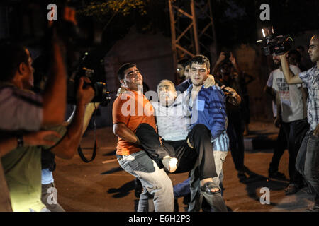 Gaza. 23. August 2014. Israelische Luftwaffe Flugzeuge zerstört einen Wohnturm, bestehend aus 14 Bungalows in Gaza-Stadt. Bildnachweis: Ibrahim Khader/Pacific Press/Alamy Live-Nachrichten Stockfoto