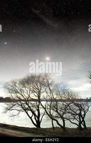 Frühlingsnacht. Elemente dieses Bildes, eingerichtet von der NASA Stockfoto