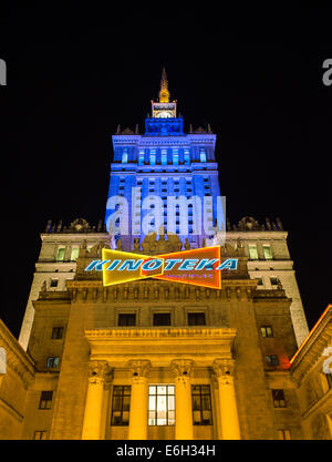 Warschau, Polen. 22. August 2014.  Am 24. August feierte Warschauer Palast der Kultur und Wissenschaft in den blauen und gelben Farben der ukrainischen Flagge gebadet, die Ukraine vor dem Unabhängigkeitstag der Ukraine unterstützen. Bildnachweis: Kpzfoto/Alamy Live-Nachrichten Stockfoto