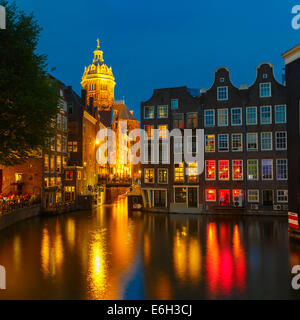 Nacht-Stadtansicht von Amsterdam Canal, Brücke und typische Häuser, Holland, Niederlande. Langzeitbelichtung. Stockfoto