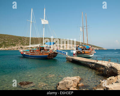 als Tagescharter tragen Urlauber Segelboote vor Anker auf einer Insel in der türkischen Ägäis. Stockfoto