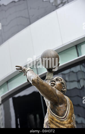 Statue von Kareem Abdul-Jabbar, seine Unterschrift Skyhook ausführen. LA Lakers Staples Center, Los Angeles, Kalifornien, USA Stockfoto