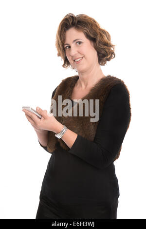 Isolierte Reife single-Frau eine Nachricht auf ihr Handy zu schreiben. Konzept für die Datierung. Stockfoto