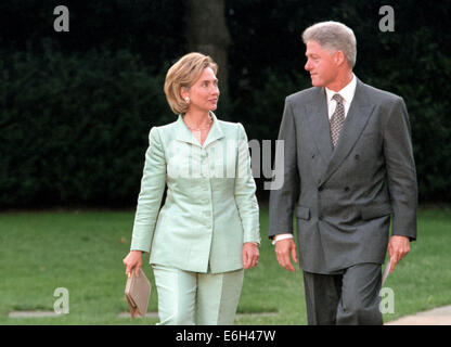 US-Präsident Bill Clinton mit First Lady Hillary Clinton Fuß auf dem South Lawn von den Rasen des weißen Hauses 10. September 1998 in Washington, DC. Die Clintons waren verlassen, um eine demokratische Partei Veranstaltung am Tag, die Starr-Bericht an den Kongress geliefert wurde. 10. September, 1998. © Richard Ellis/ZUMAPRESS.com/Alamy Live-Nachrichten Stockfoto