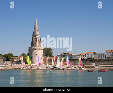 Mittelalterliche Laterne Tower Leuchtturm und Segelboote La Rochelle, Charente-Maritime, Frankreich, Europa Stockfoto