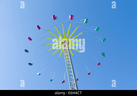 Riesenschaukel vor einem blauen Himmel gesättigten Stockfoto