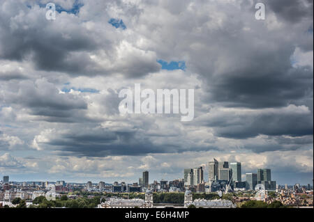 Die finanziellen Bezirk von Canary Wharf in London unter dramatischen Himmel vom Greenwich Park aus gesehen. Stockfoto