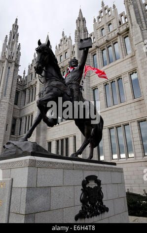 Die Statue von König Robert the Bruce außerhalb Marischal College, jetzt Sitz von Aberdeen City Council, N.E. Schottland. Stockfoto
