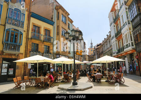 OVIEDO, Spanien - 17. Juli 2014: Menschen sitzen auf der Terrasse im Zentrum von Oviedo, Asturien, Spanien. Stockfoto