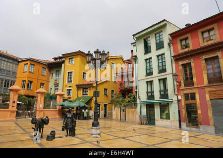 OVIEDO, Spanien - 17. Juli 2014: Plaza im Zentrum von Oviedo, Asturien, Spanien Trascorrales. Stockfoto