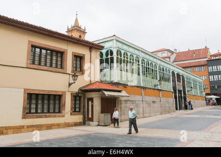 OVIEDO, Spanien - 17. Juli 2014: Typische Architektur im Zentrum von Oviedo, Asturien, Spanien, in der Nähe der Kirche San Isidoro. Stockfoto