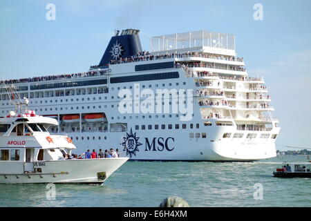 MSC Kreuzfahrtschiff über die Lagune in Venedig, Italien Stockfoto