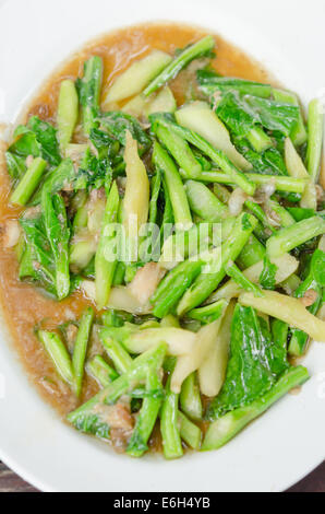 Ansicht von oben rühren gebraten Chinesisch Grünkohl mit gesalzenem Fisch Stockfoto