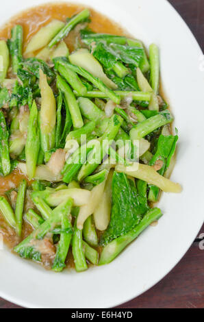 Unter Rühren gebraten Chinesisch Grünkohl mit gesalzenem Fisch Stockfoto