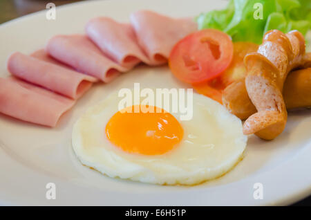 Nahaufnahme, Spiegelei, Schinken, Wurst und frisches Gemüse, frisches Frühstück Stockfoto