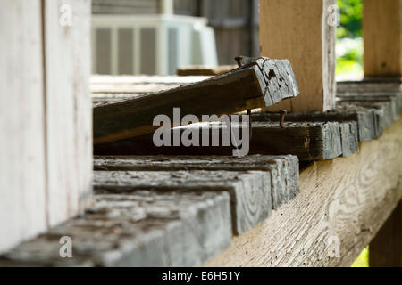 Von einem modernen Haus von der Terrasse auf den Hauptwohnbereich im