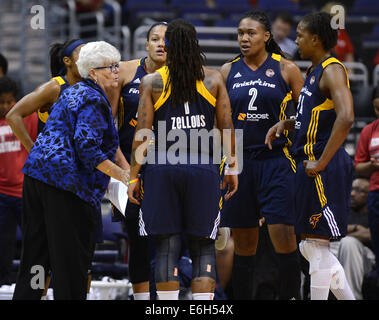 Washington, DC, USA. 23. August 2014. 20140823 - Indiana Fever Head coach Lin Dunn, links, spricht für ihre Spieler in der ersten Hälfte des Spiel 2 der WNBA Eastern Conference Halbfinale gegen die Washington Mystiker im Verizon Center in Washington. © Chuck Myers/ZUMA Draht/Alamy Live-Nachrichten Stockfoto