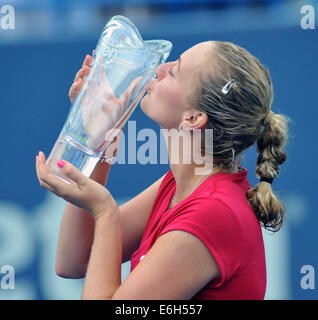 New Haven, CT USA Wimbledonsieger Petra Kvitova (CZE) küsst die Trophäe nach dem Gewinn der Connecticut Open Tennisturnier. Kvitova besiegte Rybarikova 6-2-4,6 um das Turnier zu gewinnen. 22. August 2014. Bildnachweis: Enigma/Alamy Live-Nachrichten Stockfoto