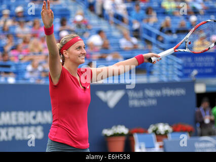 New Haven, CT USA Wimbledonsieger Petra Kvitova (CZE) reagiert nach dem Sieg gegen Magdalena Rybarikova (SVK) an das Connecticut Open Tennisturnier. Kvitova besiegte Rybarikova 6-2-4,6 um das Turnier zu gewinnen. 22. August 2014. Bildnachweis: Enigma/Alamy Live-Nachrichten Stockfoto