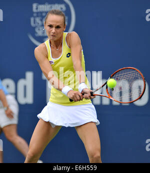 New Haven, CT USA Magdalena Rybarikova (SVK) gibt einen Schuss gegen Petra Kvitova (CZE) zurück, während der erste Satz von der Connecticut Open Tennisturnier. Kvitova besiegte Rybarikova 6-2-4,6 um das Turnier zu gewinnen. 22. August 2014. Bildnachweis: Enigma/Alamy Live-Nachrichten Stockfoto