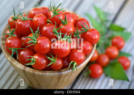 Cherry-Tomaten in einer Holzschale Stockfoto