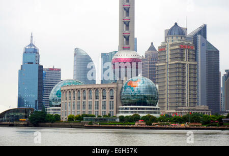 Blick auf Geschäftsviertel Pudong Shanghai vom Bund über den Huangpu-Fluss Stockfoto