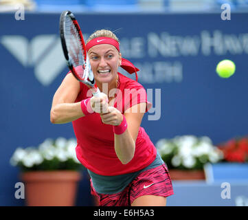 New Haven, CT USA Wimbledonsieger Petra Kvitova (CZE) gibt einen Schuss gegen Magdalena Rybarikova (SVK), während die zweite Gruppe von zurück der Connecticut Open Tennisturnier. Kvitova besiegte Rybarikova 6-2-4,6 um das Turnier zu gewinnen. 23. August 2014. Bildnachweis: Enigma/Alamy Live-Nachrichten Stockfoto