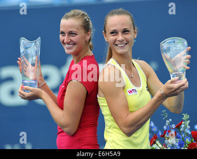 New Haven, CT USA--Wimbledonsieger Petra Kvitova (CZE), links, und Magdalena Rybarikova (SVK) posieren für Trophy Bilder auf das Connecticut Open Tennisturnier. Kvitova besiegte Rybarikova 6-2-4,6 um das Turnier zu gewinnen. 23. August 2014. Bildnachweis: Enigma/Alamy Live-Nachrichten Stockfoto