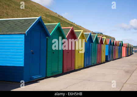 Bunten Strandhäuschen am Meer in Whitby, Yorkshire, Großbritannien. Stockfoto