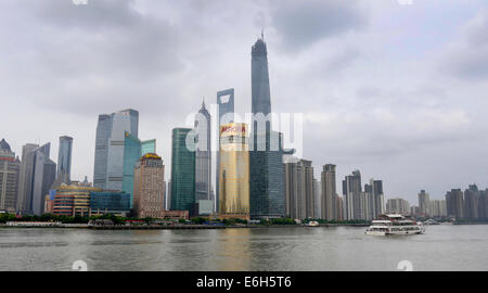 Blick auf Geschäftsviertel Pudong Shanghai vom Bund über den Huangpu-Fluss. Das höchste Gebäude ist das Shanghai World Financial Center Stockfoto