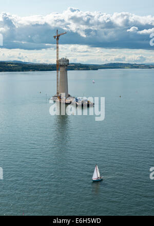 Bau Der queensferry Kreuzung (ehemals her Austausch Kreuzung) über die Firth-of-forth. Yacht segeln unten. Stockfoto