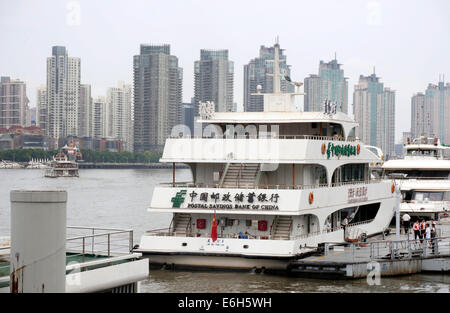 Blick auf Geschäftsviertel Pudong Shanghai vom Bund über den Huangpu-Fluss Stockfoto