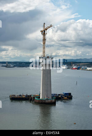 Queensferry crossing bridge-Turm im Firth von weiter gebaut. rosyth Werft im Hintergrund. Stockfoto