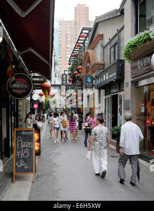 Straßenszenen und Geschäfte im Bereich Taikang Road, auch bekannt als Tian Zi Fang in Huangpu Bezirk von Shanghai Stockfoto