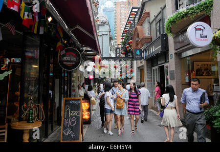 Straßenszenen und Geschäfte im Bereich Taikang Road, auch bekannt als Tian Zi Fang in Huangpu Bezirk von Shanghai Stockfoto