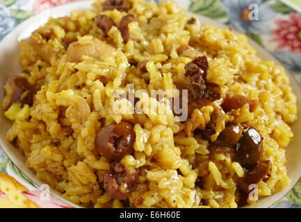 Brasilianische Reis mit Huhn und Oliven - Arroz com Frango e azeitonas Stockfoto