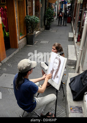 Streetart-Künstler bei der Arbeit, Taikang Road-Bereich, auch bekannt als Tian Zi Fang in Huangpu Bezirk von Shanghai Stockfoto