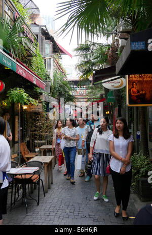 Mittagessen Zeit Café Kunden im Bereich Taikang Road, auch bekannt als Tian Zi Fang in Huangpu Bezirk von Shanghai Stockfoto