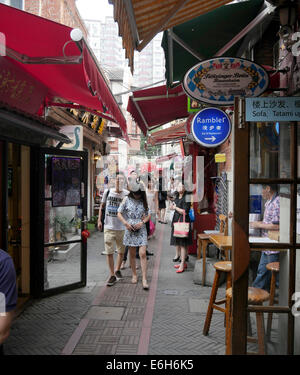 Straßenszenen und Geschäfte im Bereich Taikang Road, auch bekannt als Tian Zi Fang in Huangpu Bezirk von Shanghai Stockfoto