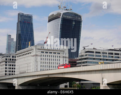 Themse und London Bridge mit Leadenhall Gebäude (die Käsereibe) auf der linken Seite und das neue Walkie Talkie Gebäude (20 Fenchurch Street) im Bau Stockfoto