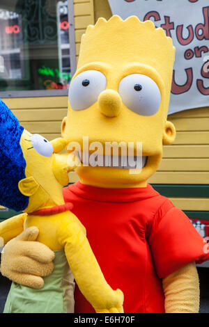 Bart Simpson Fernsehen Charakter Holding Schwester Maggie Simpson in den Universal Studios in Orlando Florida Stockfoto