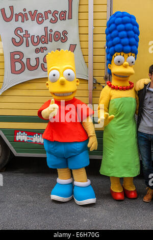 Bart Simpson, Fernsehfigur, die mit Marge Simpson in den Universal Studios in Orlando, Florida, ein Daumen-nach-oben-Zeichen gibt Stockfoto