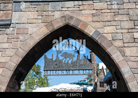 Sign heißt seine Gäste im Hogsmead at the Wizarding World of Harry Potter in den Universal Studios Islands of Adventure, Orlando, willkommen Stockfoto