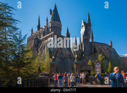 Gäste des Parks warten in den Universal Studios, Orlando, Florida, auf die Attraktion „Wizarding World of Harry Potter Ride“ Stockfoto