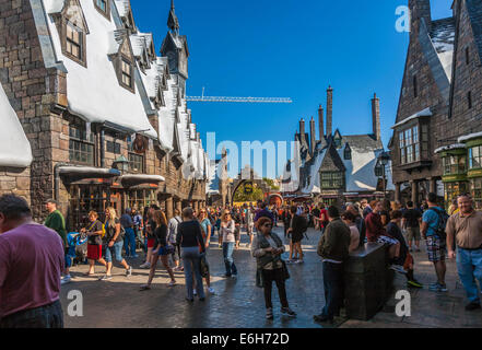 Gäste des Parks erkunden das Dorf Hogsmeade in der Zauberwelt von Harry Potter in den Universal Studios, Orlando, Florida Stockfoto